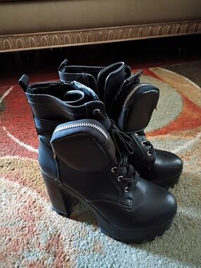 Cape Rob In Black Chunky Heeled Lace-Up Women's Ankle Boots with Zip Pouch